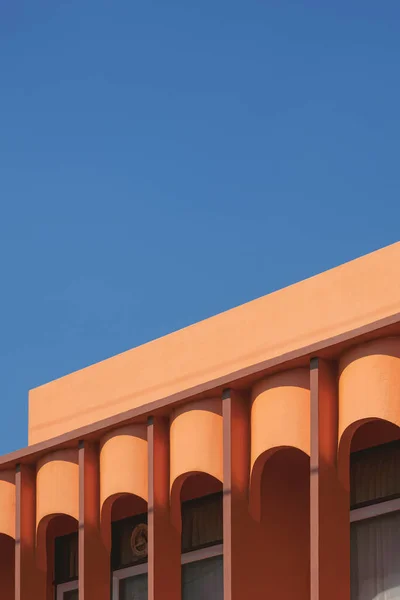 Niedriger Winkel Blick Auf Bögen Wand Der Kolonnade Orangefarbenes Haus — Stockfoto
