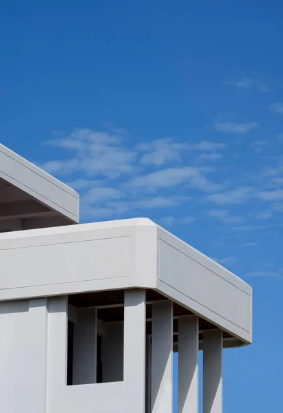 Visão Ângulo Baixo Colunas Pórtico Retângulo Terraço Edifício Casa Moderno — Fotografia de Stock