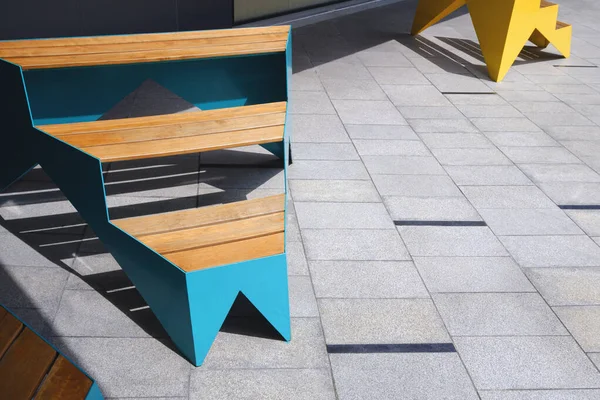 Açık ve gölge mavi ve sarı yüzey modern sandalyeler gri mermer döşeme üzerinde dinlenme alanında