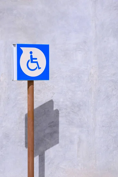 Parking Disabled Wheelchair Sign Loft Concrete Wall Building Vertical Frame — Zdjęcie stockowe