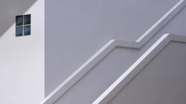 Asgari mimari arka plan. Beyaz modern binanın dışındaki beton merdivenlerin yüzeyinde güneş ışığı ve gölge.