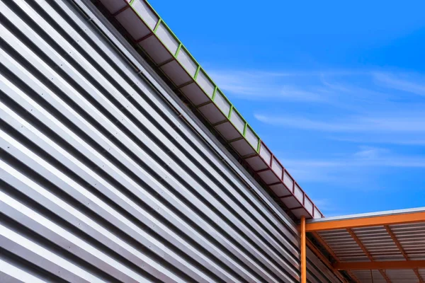 Aluminiowa Ściana Żaluzji Stalowym Rynną Deszczową Dachem Arkadowym Zewnątrz Budynku — Zdjęcie stockowe