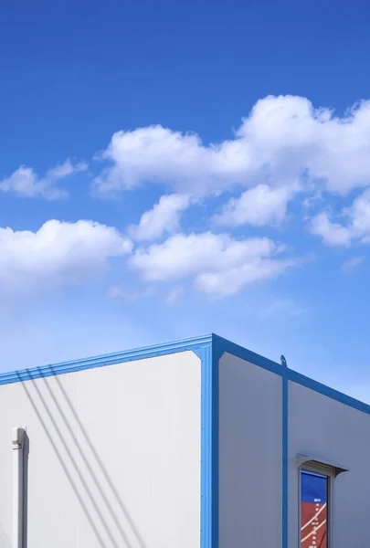 Perspectief Zijaanzicht Van Witte Kantoorcontainer Commercieel Havengebied Tegen Wolk Blauwe — Stockfoto