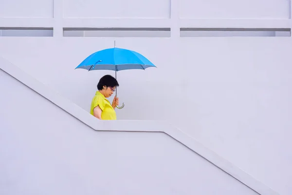 Взрослая Азиатка Плюс Размер Женщины Голубым Зонтиком Время Прогулки Лестнице — стоковое фото