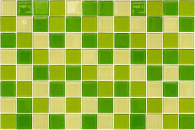 Modern yeşil mozaik duvar arkaplanının yüzeyine ışık yansıyan soyut kare deseni