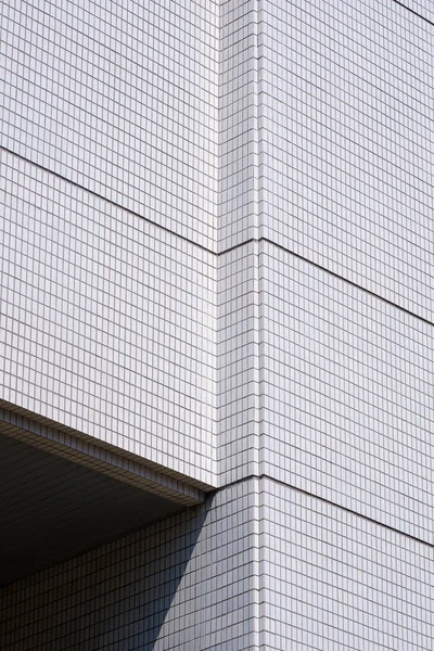 Modern Binanın Beyaz Fayans Duvarının Asgari Biçimli Dikey Çerçeveli Soyut — Stok fotoğraf