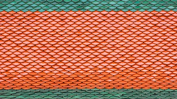 Tło Faktura Kolorowe Zielone Pomarańczowe Imbrication Ceramiczne Dachówki Dach Tajskiej — Zdjęcie stockowe