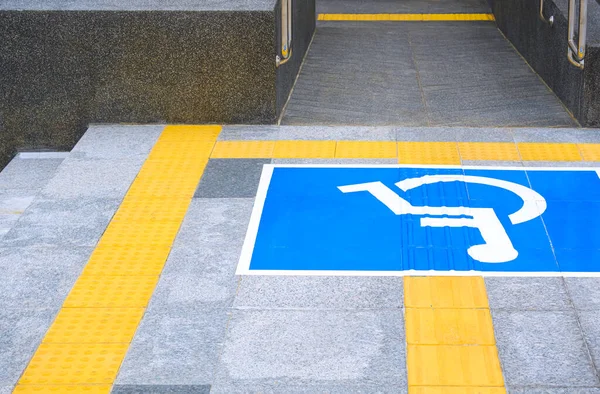 Niepełnosprawny Znak Dla Wózków Inwalidzkich Rampą Żółtą Dotykową Nawierzchnią Nawierzchni — Zdjęcie stockowe