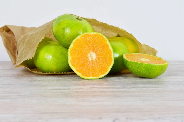 Mandarinen Mit Grüner Haut Auf Holz Kopierraum — Stockfoto