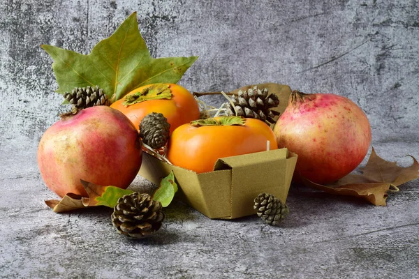 Herbstfrüchte Granatapfel Und Kaki Blätter Und Ananas Auf Verstreutem Umriss — Stockfoto