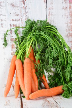 Açık renkli kır odununda bir demet havuç..