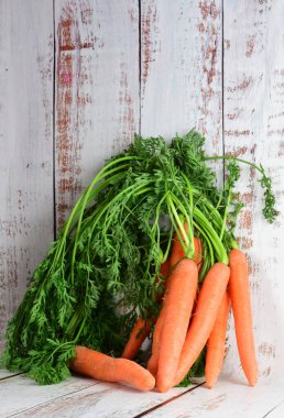 Açık renkli kır odununda bir sürü havuç. Boşluğu kopyala.