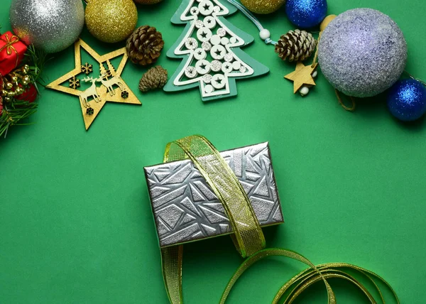 Χριστουγεννιάτικες Προετοιμασίες Δώρα Και Διακοσμήσεις Πράσινο Φόντο — Φωτογραφία Αρχείου