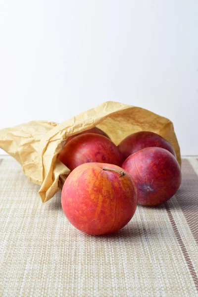 Vertical Shot Plums Red Scattered Tablecloth Copy Space — Stock Photo, Image