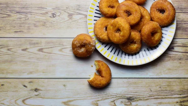 Zuckerdonut Auf Porzellanteller Und Antikem Holz — Stockfoto