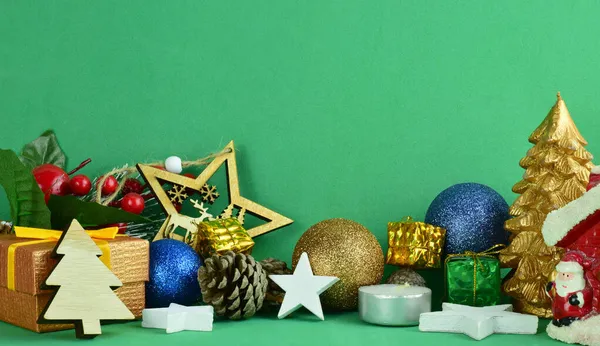 Buon Natale Decorazione Assortita Sfondo Verde Spazio Copia — Foto Stock