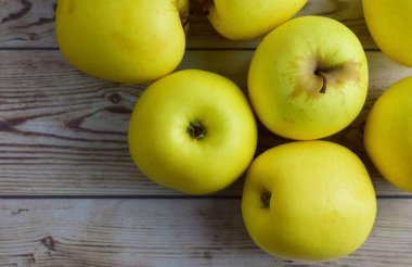 Üst manzara, eski ormanda sarı elmalar.. 