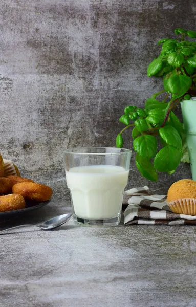 Vertical Shooting Milk Glass Next Muffins Doughnuts Plate Decorative Contour — Stock Photo, Image