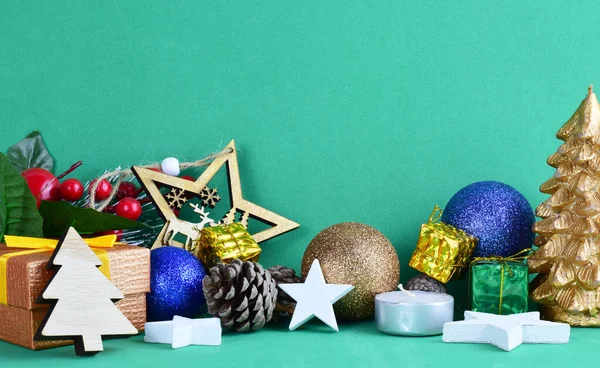 Feliz Natal Decoração Variada Fundo Verde Espaço Cópia — Fotografia de Stock