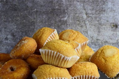 Çöreklerle, şekerli çöreklerle dolu bir tabak..