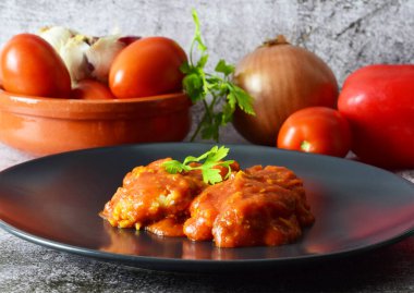 Domates soslu morina balığı, sarımsak ve maydanoz..