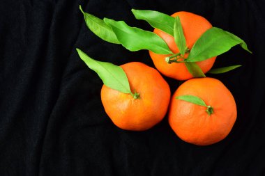 Siyah arkaplan üzerinde mandalinalar