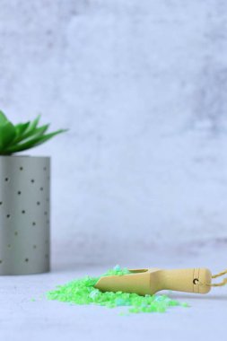 Rahatlamak için aloe vera banyo tuzlu ahşap kaşık. Açık renkli taş arkaplan ve kopyalama alanı.