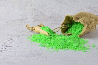 Rahatlamak için aloe vera banyo tuzlu ahşap kaşık. Açık renkli taş arkaplan ve kopyalama alanı.