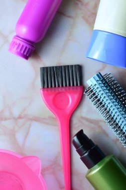 Dikey çekim, güzellik ürünü ve mermer aksesuarlar, soyut ve çarpıcı şekilli. Zirve görünümü.