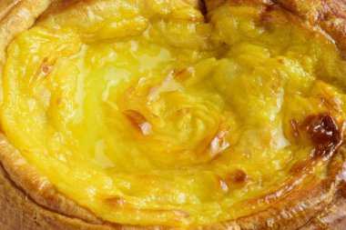 Makro. Yanmış kremayla kaplı tatlı ve geleneksel ensaimada.