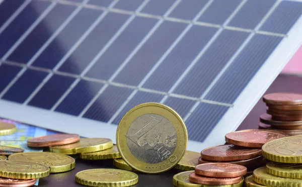 Megújuló Energia Alkalmazásának Előnyei Fotovoltaikus Panel Szétszórt Euró — Stock Fotó