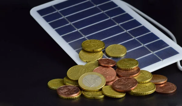 Beneficios Aplicación Energías Renovables Panel Fotovoltaico Euros Dispersos Fondo Negro — Foto de Stock