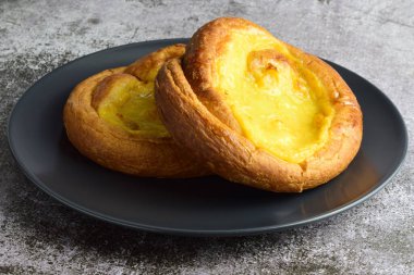 Yanmış kremayla kaplı tatlı ve geleneksel ensaimada.