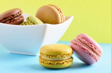 Tipik Fransız tatlısı. Makarna, renkli arkaplanda izole.