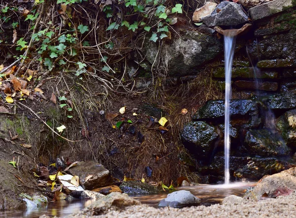 Water Dat Uit Rotsen Stroomt — Stockfoto