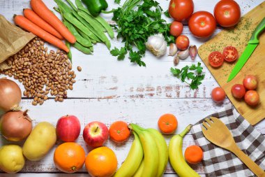 Kırsal beyaz ahşap üzerinde sağlıklı yiyecekler. Ortala kopyalama alanı. Zirve görünümü.