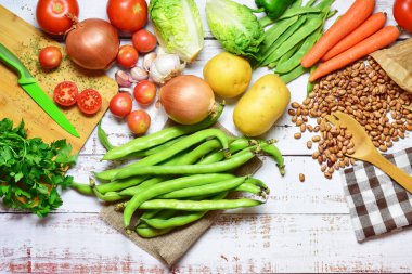 Sağlıklı yiyecekler, sebzeler, baklagiller, kırsal beyaz ahşap tahtalar. Zirve görünümü ve boşluk kopyala