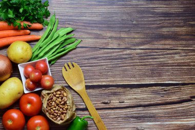 Zenith manzarası. Kahverengi kırsal kesimlerde sağlıklı yiyecekler..