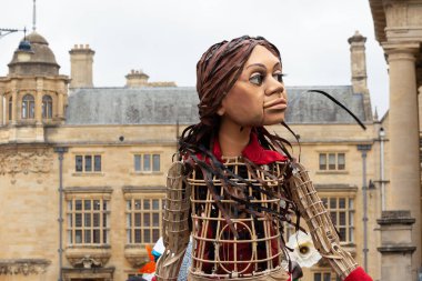 Amal ve Alice Oxford 'da buluşur ve kalabalıklar tarafından karşılanarak şehirde yürürler.