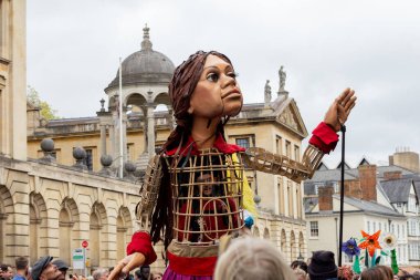 Amal ve Alice Oxford 'da buluşur ve kalabalıklar tarafından karşılanarak şehirde yürürler.