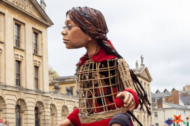 Amal ve Alice Oxford 'da buluşur ve kalabalıklar tarafından karşılanarak şehirde yürürler.