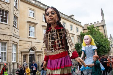 Amal ve Alice Oxford 'da buluşur ve kalabalıklar tarafından karşılanarak şehirde yürürler.