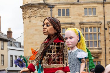 Amal ve Alice Oxford 'da buluşur ve kalabalıklar tarafından karşılanarak şehirde yürürler.