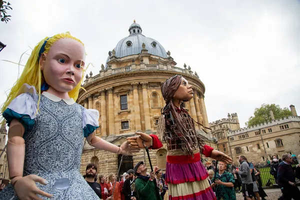 Amal ve Alice Oxford 'da buluşur ve kalabalıklar tarafından karşılanarak şehirde yürürler.