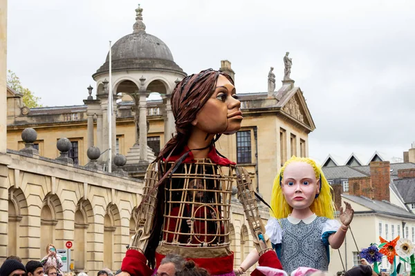 Amal och Alice träffas i Oxford och gå genom staden hälsad av folkmassorna Stockfoto