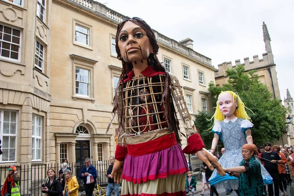 Amal och Alice träffas i Oxford och gå genom staden hälsad av folkmassorna Royaltyfria Stockfoton