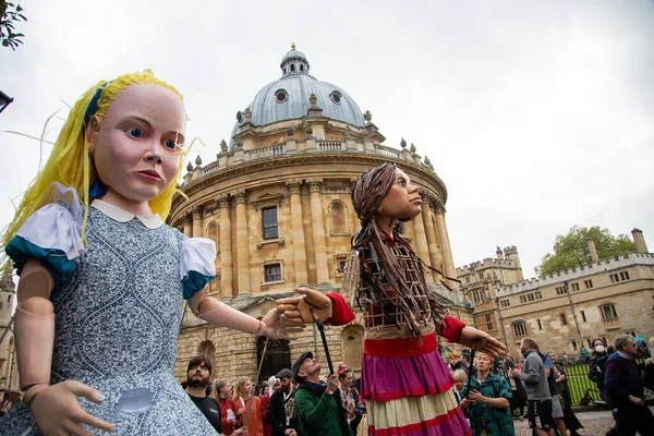 Amal och Alice träffas i Oxford och gå genom staden hälsad av folkmassorna Royaltyfria Stockbilder