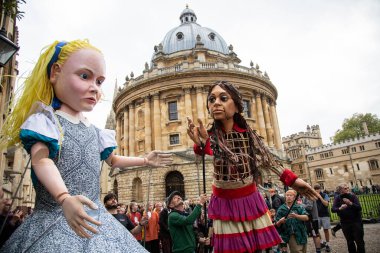 Amal ve Alice Oxford 'da buluşur ve kalabalıklar tarafından karşılanarak şehirde yürürler.