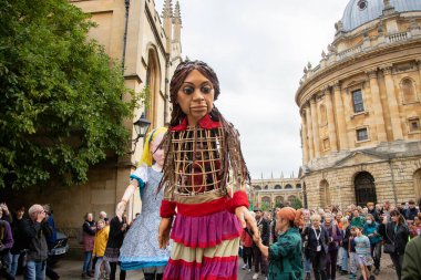 Amal ve Alice Oxford 'da buluşur ve kalabalıklar tarafından karşılanarak şehirde yürürler.