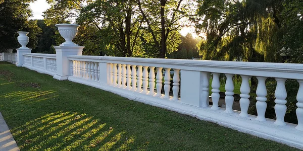 White Columns Garden Fence White Vases Background Green Park Trees — Stock Photo, Image